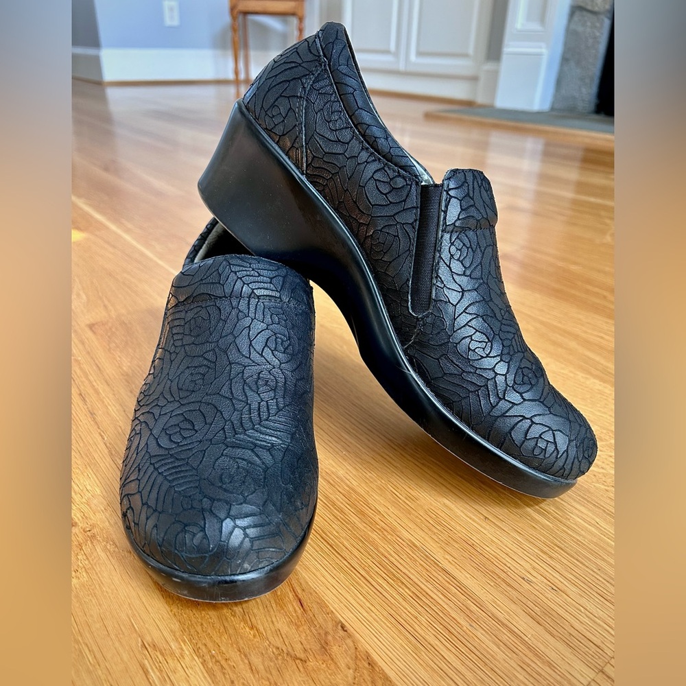 Algeria Elegant Black Embossed Women's Clogs